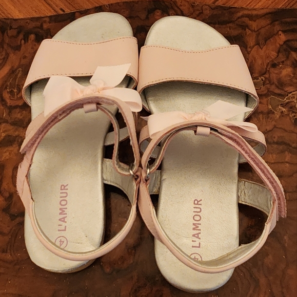 Beautiful soft pink girls sandals size 4Y by L’Amour - Picture 2 of 6